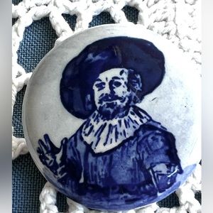 Delft vintage pin blue & white